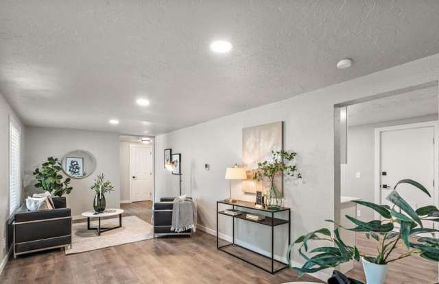 316 East 46th Place Gallery 3