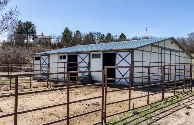Secluded, 5 Bedroom Horse Property in Sun Hills w/ SPECTACULAR VIEWS!! Gallery 2