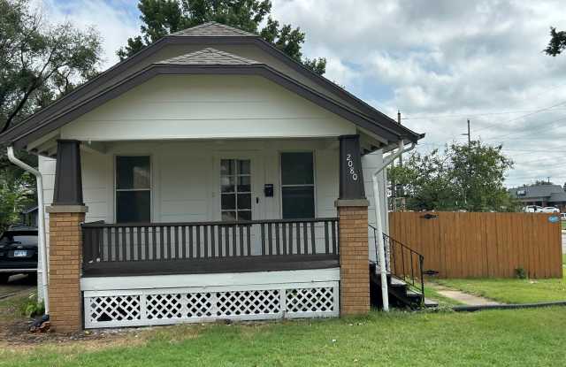 2+BR Across the street from Washburn University. Perfect for students or professor Gallery 1