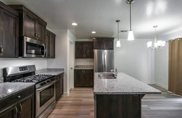 Flexible Lease! 4 Bedroom End Unit in St. George Gallery 3