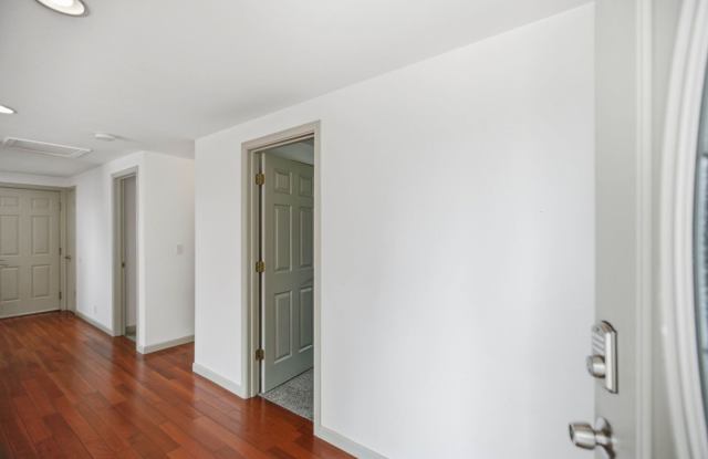 Spacious 3 bed home with washer/dryer and yard in South Beacon Hill Gallery 4