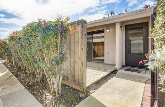 GREAT END UNIT, IMMACULATE SINGLE STORY, WITH LAMINATE FLOORING THROUGH OUT... 2 BEDS/1.5 BATH photos photos