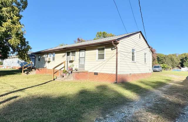 Charming 2-Bedroom Duplex! Gallery 1