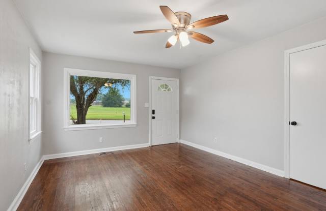 Quaint 3 bed 1 bath home in charming Decatur! $1,250/month! Gallery 4