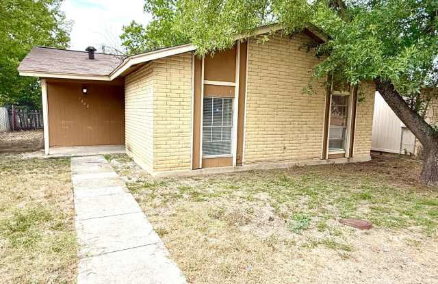 Available Now! Spacious 3 Bedroom / 2 Bath Home Near Randolph AFB! photos photos
