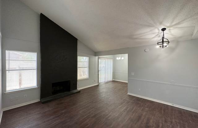 2/2 Duplex near LBJ High Gallery 1