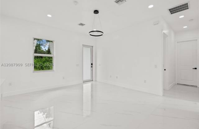 936 Anthony E ST Gallery 3
