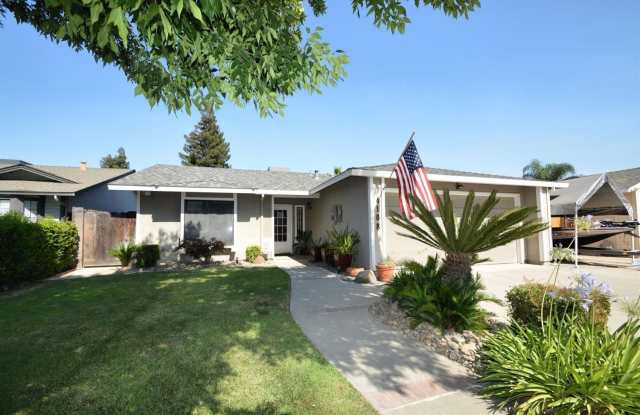 Single story near freeway access and major shopping! Gallery 4