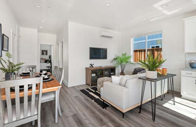 Welcome Home to this 2 bed 1 bath upper unit with side back yard Gallery 3