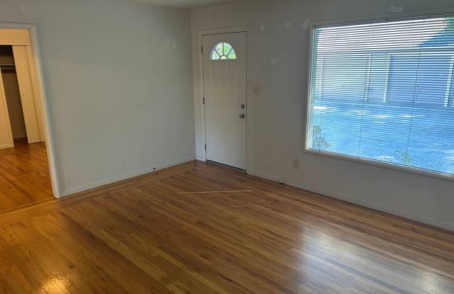 1 Bedroom, 1 Bath Sebastopol Gem Gallery 4