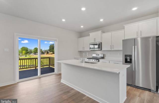 16525 GREEN GLADE Drive Gallery 4