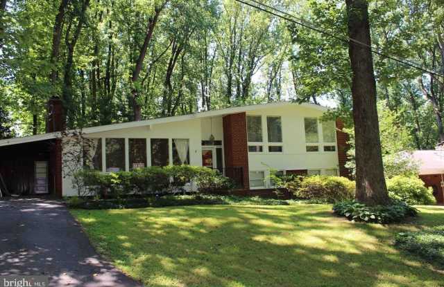 3720 WOODLAND Circle Gallery 1