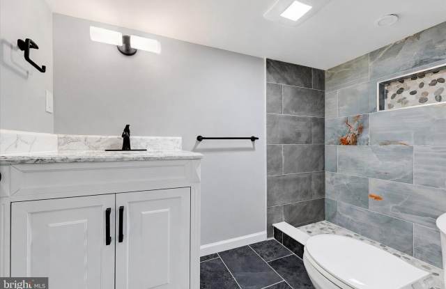 1806 MIDDLEBOROUGH Road Gallery 1