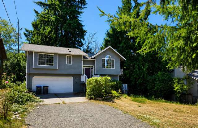 *Available Now* Bright and sunny 2 bed with office space and large yard, pets allowed! Gallery 3