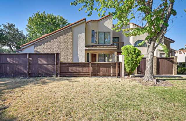 Excellent condo in Valley Ranch with a large patio and deck. - 555 Ranch Trail, Irving, TX 75063