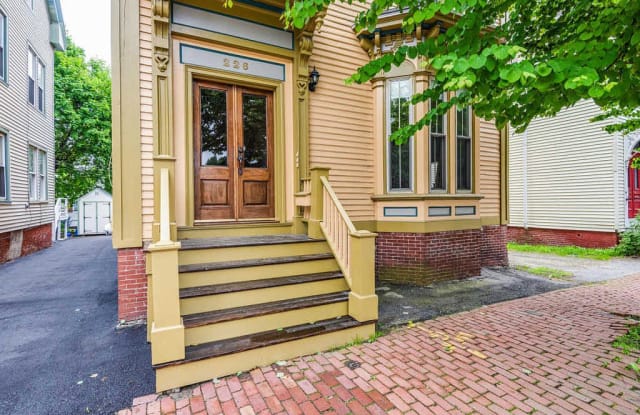 226 Spring St - 226 Spring Street, Portland, ME 04102