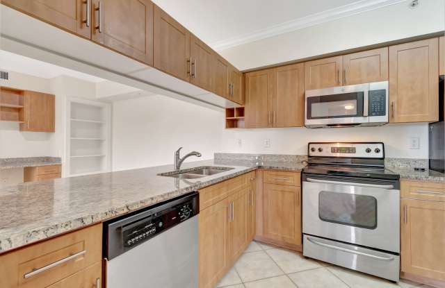 BEAUTIFUL AND LARGE TWO BEDROOM TWO BATHROOM!! WITH WASHER/DRYER - 6426 Emerald Dunes Drive, Palm Beach County, FL 33411