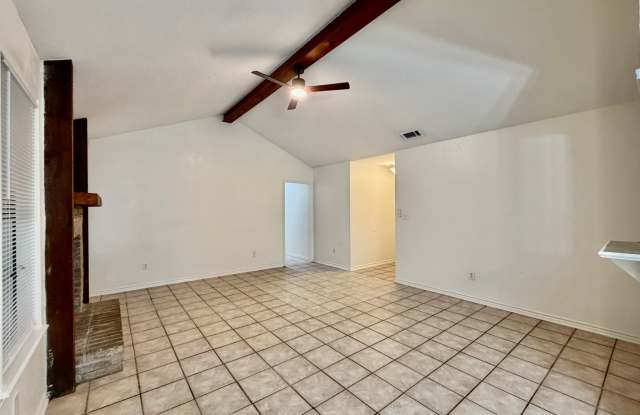 Quiet Wooded 3/2 with Garage and Fenced Yard Gallery 4