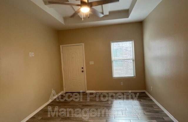 1008 W La Pointe Gallery 2