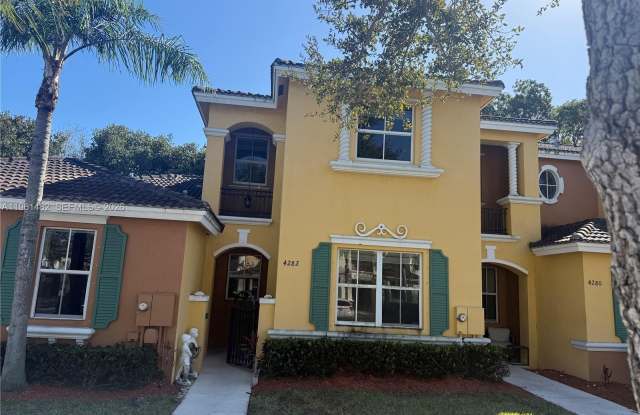 4282 NE 9th St photos photos