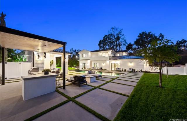 5044 Andasol Avenue Gallery 3