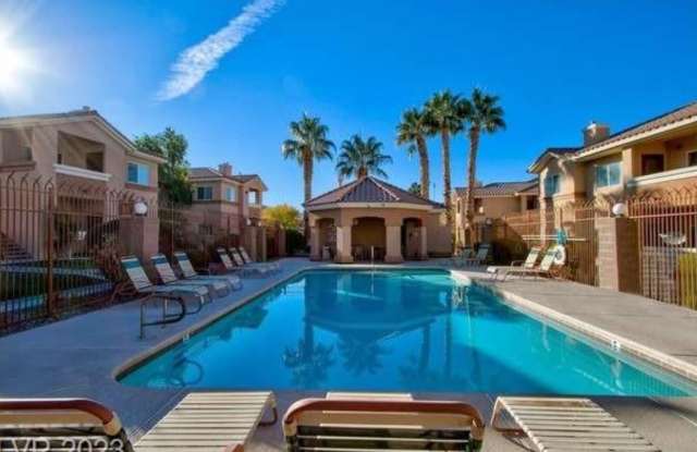2-bedroom unit with a Pool View!! Gallery 1