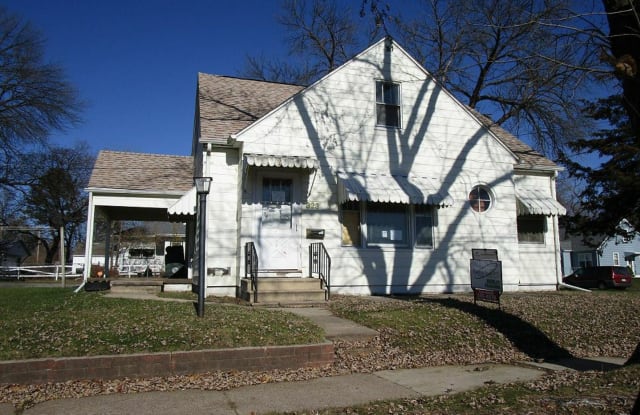 323 E Louise St - 323 East Louise Street, Waterloo, IA 50703