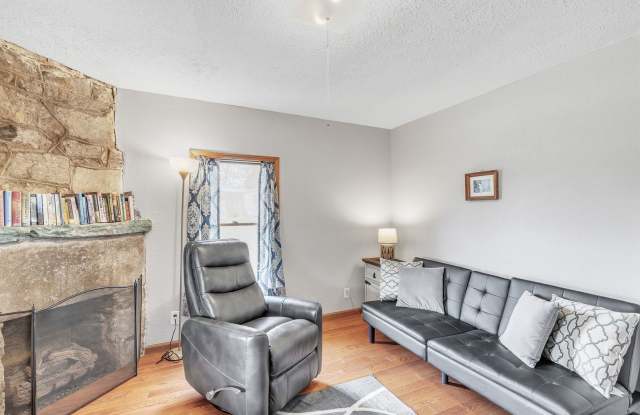 Charming Cottage in Hendersonville NC Gallery 3