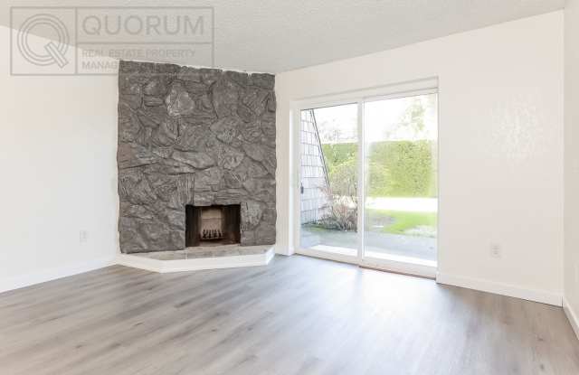 3 Bed 2 Bathroom Edmonds Condo! Gallery 4