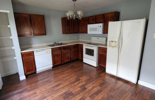 3 Bed 2 bath Home, Open Concept, Near Trails, Playground, & Shopping Gallery 4