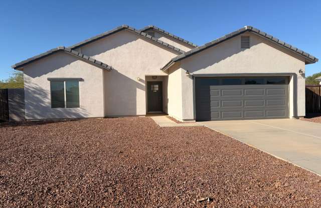 Beautiful 3 Bedroom with large fenced yard Gallery 3
