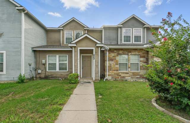 Fantastically Fresh! 4 Bedroom 2.5 Bath Townhouse In Family Neighborhood! - 623 West Union Bower Road, Irving, TX 75061