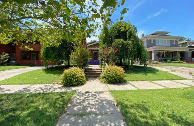 Charming 3 Bedroom Bungalow Style Home Located In Historic Mesta Park! Gallery 4