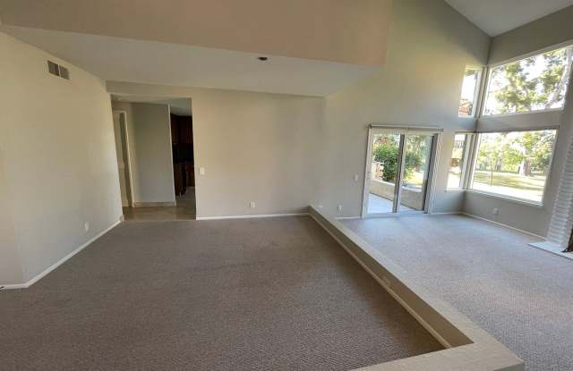 Impeccable end-unit La Mancha townhome in Mission Viejo Gallery 4