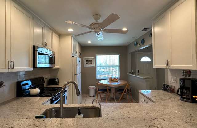 ANNUAL RENTAL - FURNISHED 2 BED / 2 BATH CONDO IN EDGEWOOD Gallery 3