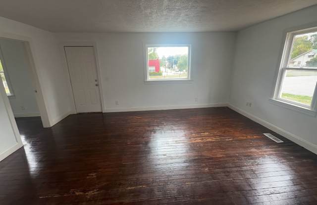 2 Bedroom, 1 Bath Home with Detached 1 Car Garage Gallery 3