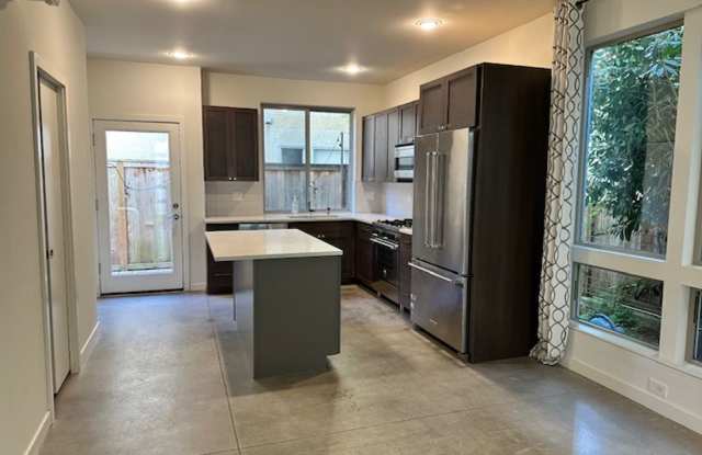 3 Bedroom Queen Anne Townhouse w/rooftop deck Available by November 16th at $4100! Gallery 3