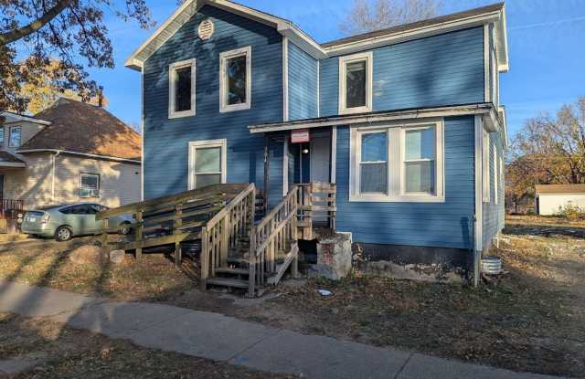 Newly Renovated 4 bedroom house - 304 East Hill Street, Champaign, IL 61820