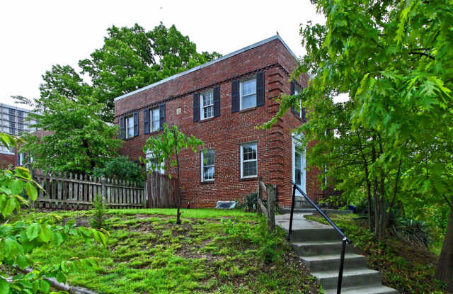 Blocks to Crystal City Metro and just minutes to Washington, D.C. via the 14th Street Bridge photos photos