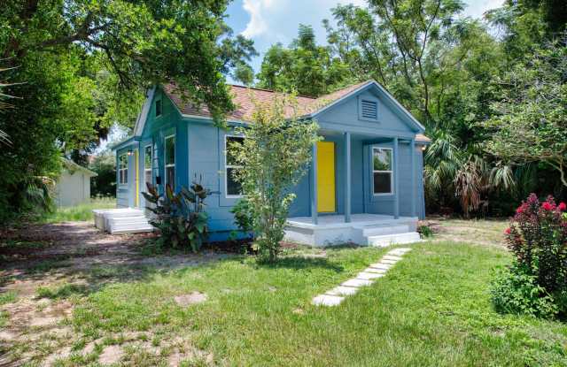 1/2 OFF FIRST MONTH’S RENT + WAIVED APPLICATION FEES! | Charming 2-Bedroom Pensacola Home Gallery 3