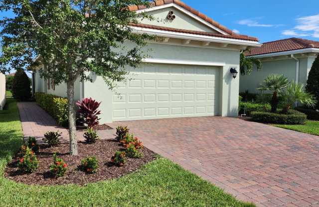 2 BR w/ den 2 BA 2 CG villa in the the PGA Verano community of PSL. photos photos