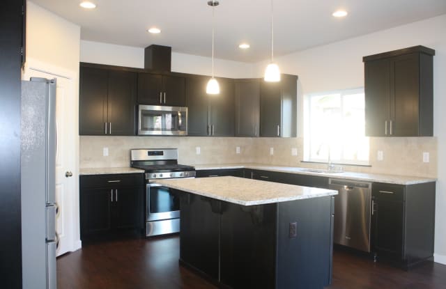4 bdrm 2.5 bath PLUS a den/office on main, Newer home (2018), Tankless H20 heater, Upgrades galore. Dead end road for privacy Gallery 3