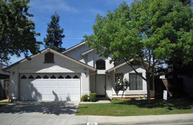 Cute 3 bedroom 2 bathroom home offering nice amenities, competitively priced, Clovis schools and close to shopping and schools + Fwy 168. photos photos