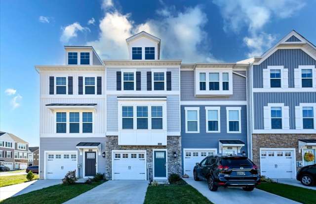 Attractive Townhouse in Plantation Lakes (many amenities!) for rent: $2,400.00/month. 3 bedrooms, 3.5 bath photos photos
