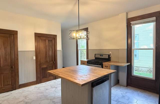 Spacious 4 bed / 1.5 bath home Gallery 4