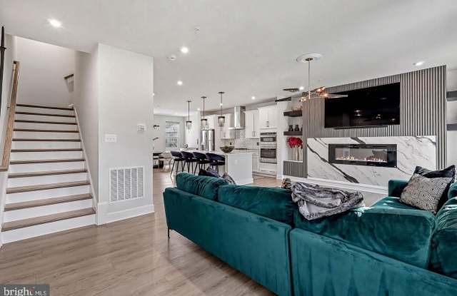 10878 FOXTROT Circle Gallery 2