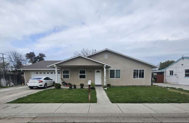 Duplex For Rent in Corning! - 1592 Kaufman Avenue, Corning, CA 96021