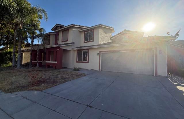 Spacious 6-Bedroom Home with Large Backyard in Fresno photos photos Spacious 6-Bedroom Home with Large Backyard in Fresno photos photos