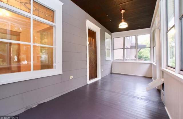 June 2027 ~ Cute 4 bedroom house. Spacious bedrooms. In unit laundry and dishwasher. Gallery 3