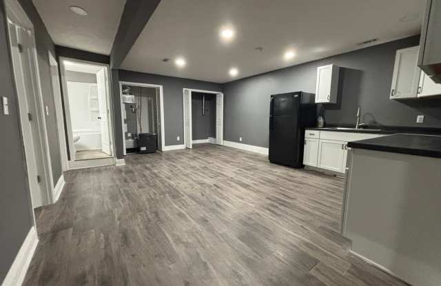 4 Bed | 1 Bath | Remodeled Apartment - Large Space Gallery 4